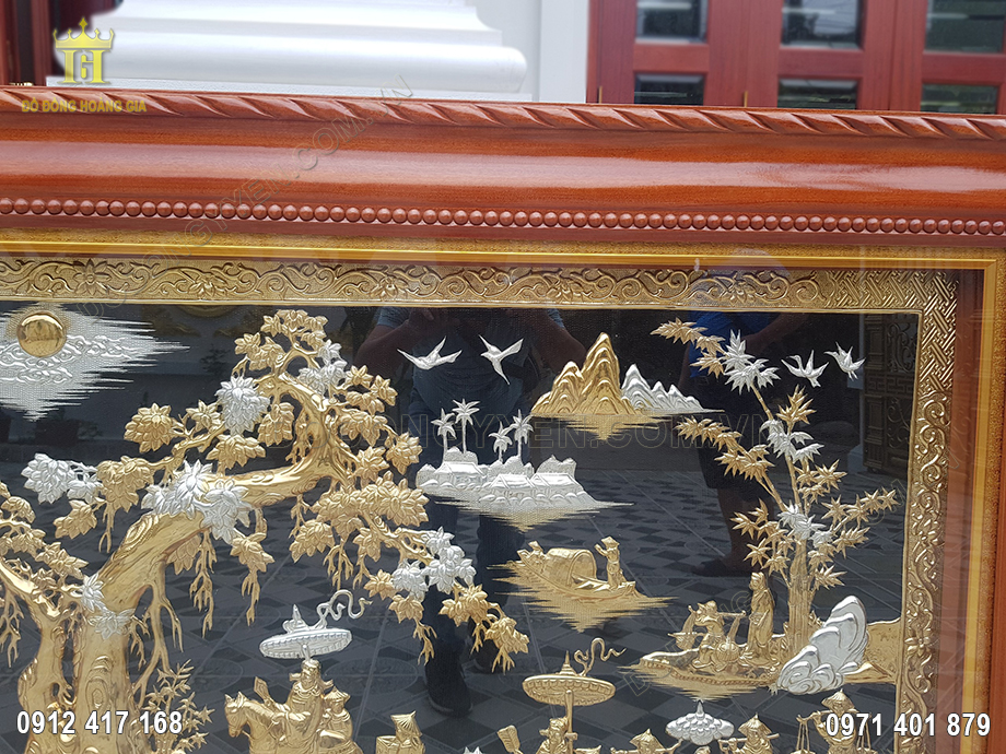 Từng họa tiết hoa văn tr&ecirc;n bức tranh đều được c&aacute;c nghệ nh&acirc;n chạm th&uacute;c v&ocirc; c&ugrave;ng h&agrave;i h&ograve;a v&agrave; sắc n&eacute;t